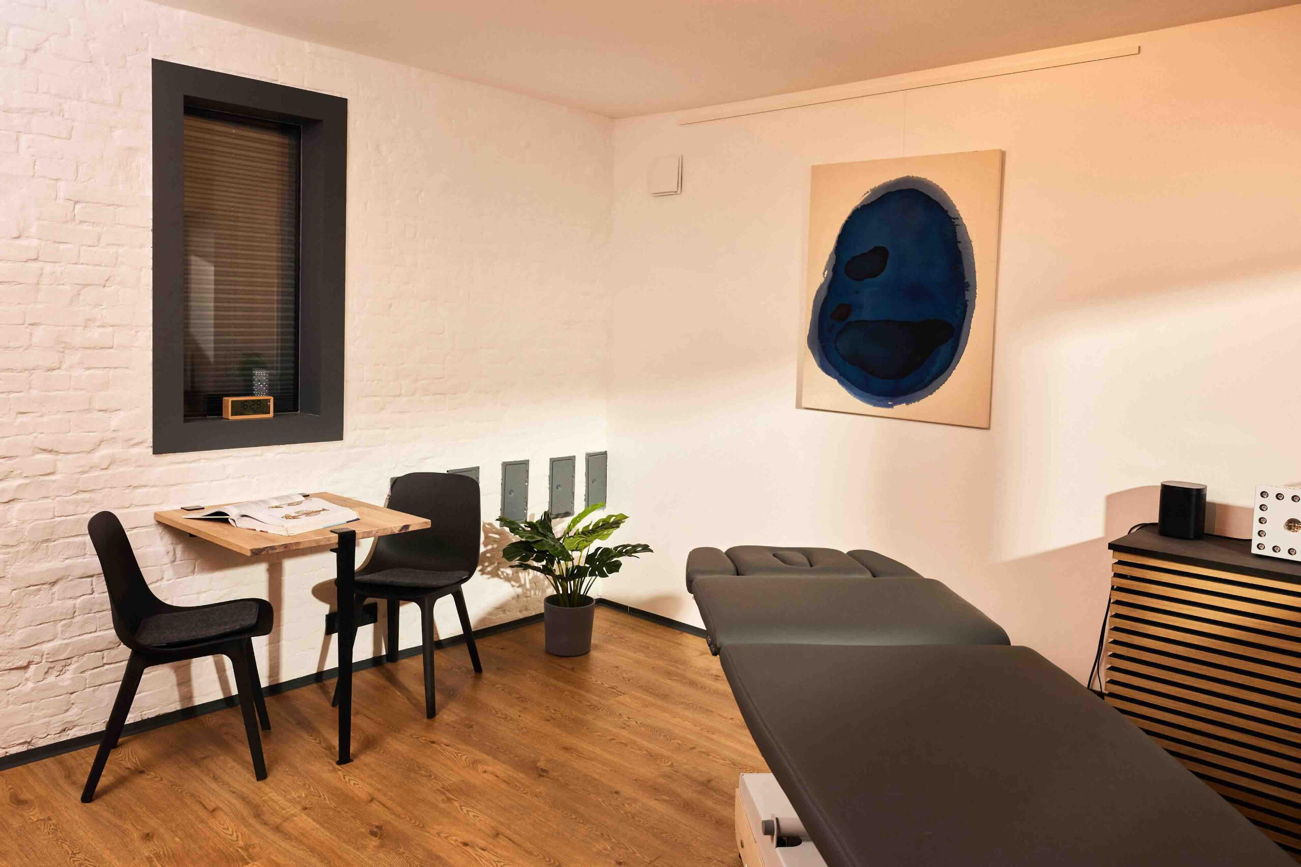 Ruhiger Behandlungsraum für individuelle Physiotherapie in Hamburg Dammtor – zwischen Rothenbaum und Grindelviertel Praxisraum mit Behandlungsliege und Sitzbereich für Physiotherapie bei Rückenschmerzen in Hamburg Dammtor